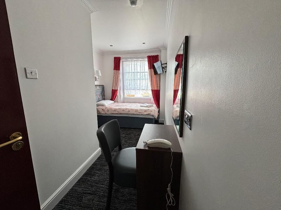 Single Room | Bathroom | Shower, hair dryer, towels