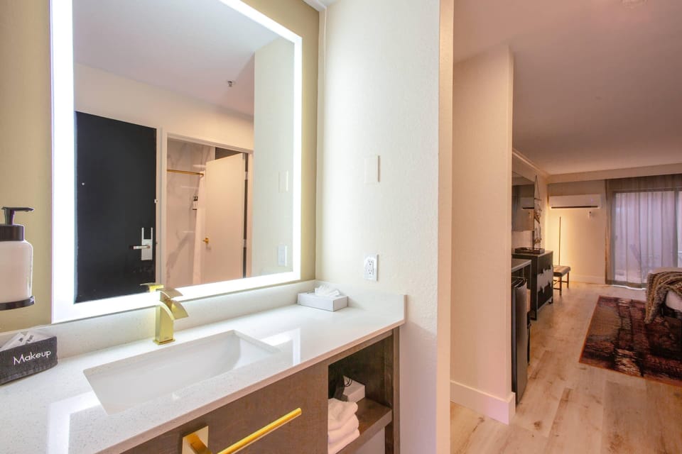 Superior Room, King Bed, Soaking Tub, Fireplace, Patio | Premium bedding, pillowtop beds, in-room safe, desk