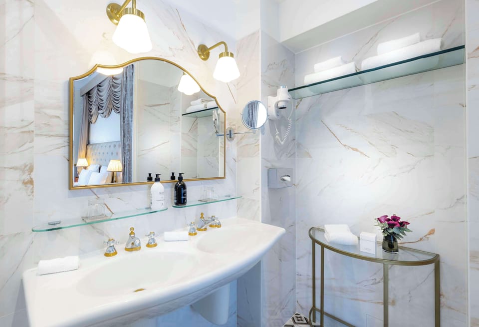 Junior Suite | Bathroom | Free toiletries, hair dryer, bathrobes, slippers