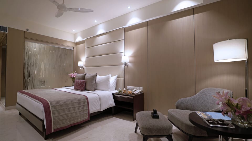 Executive Room | Premium bedding, in-room safe, desk, blackout drapes