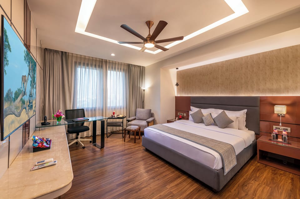 Suite | Minibar, in-room safe, blackout drapes, iron/ironing board