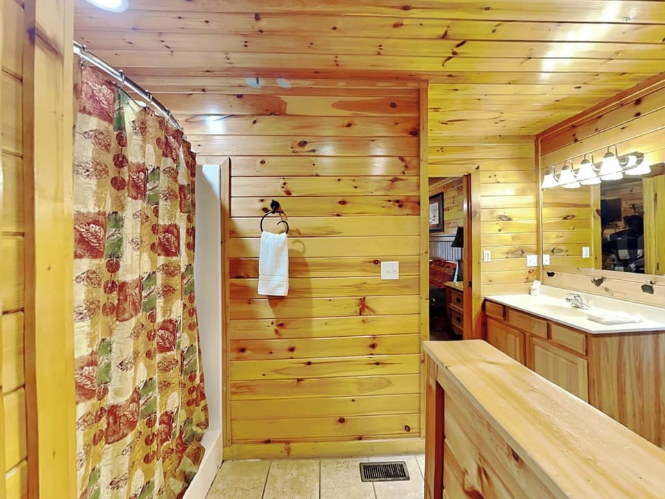 Apple Bear Lodge by Jackson Mountain Rentals Cabin in Gatlinburg