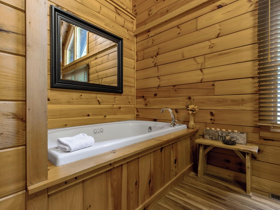 Bear Necessities by Jackson Mountain Rentals Cabin in Gatlinburg