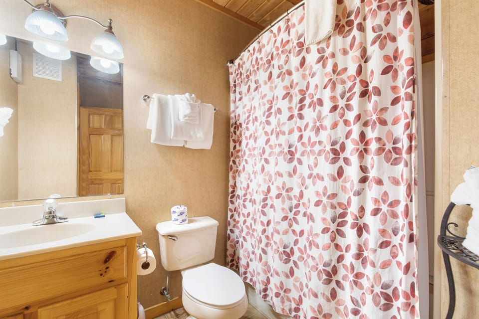 Huckleberry Ridge by Jackson Mountain Rentals Cabin in Gatlinburg
