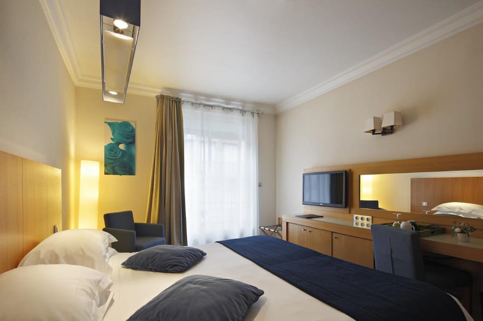 Deluxe Double Room | In-room safe, desk, iron/ironing board, free WiFi