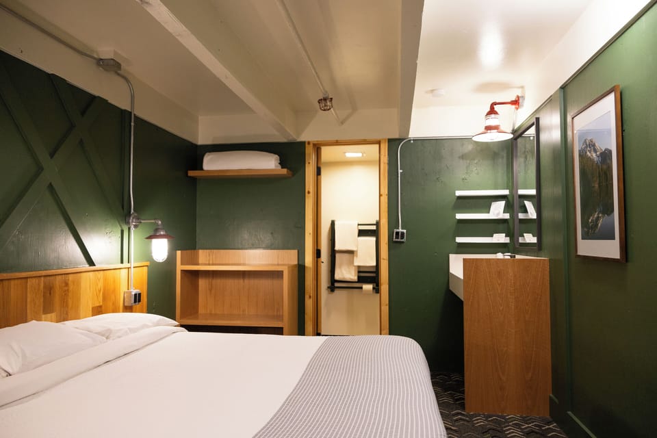 King Room | Free cribs/infant beds, rollaway beds, free WiFi, bed sheets