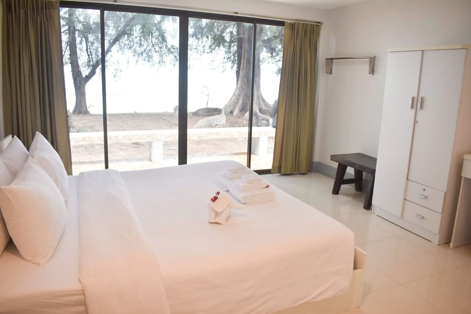 2 Bedroom Beach House Sea View | Blackout drapes, iron/ironing board, free WiFi, bed sheets