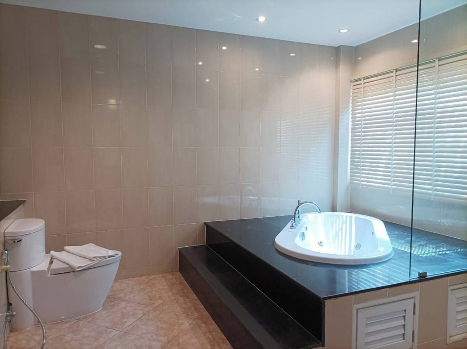 1 Bedroom Suite with Seapine View | Bathroom | Shower, hair dryer, towels, soap