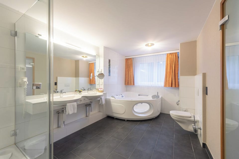 Deluxe Suite | Bathroom | Free toiletries, hair dryer, bathrobes, towels