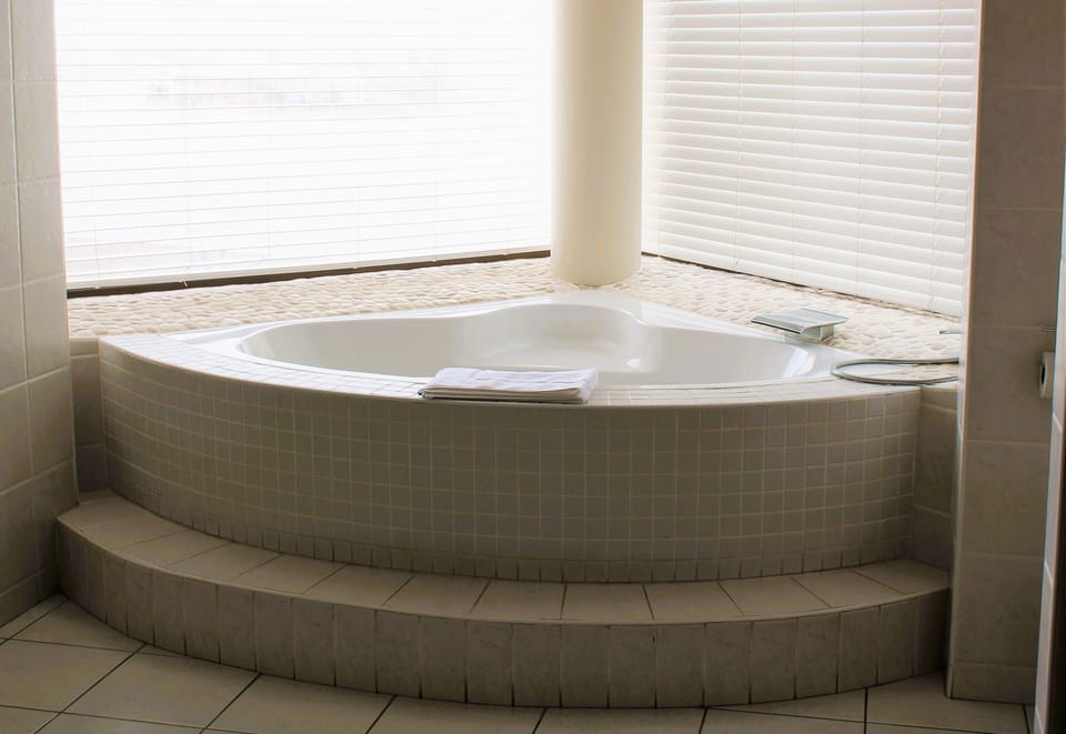 Executive Double Room, Sea View | Bathroom | Free toiletries, hair dryer, towels
