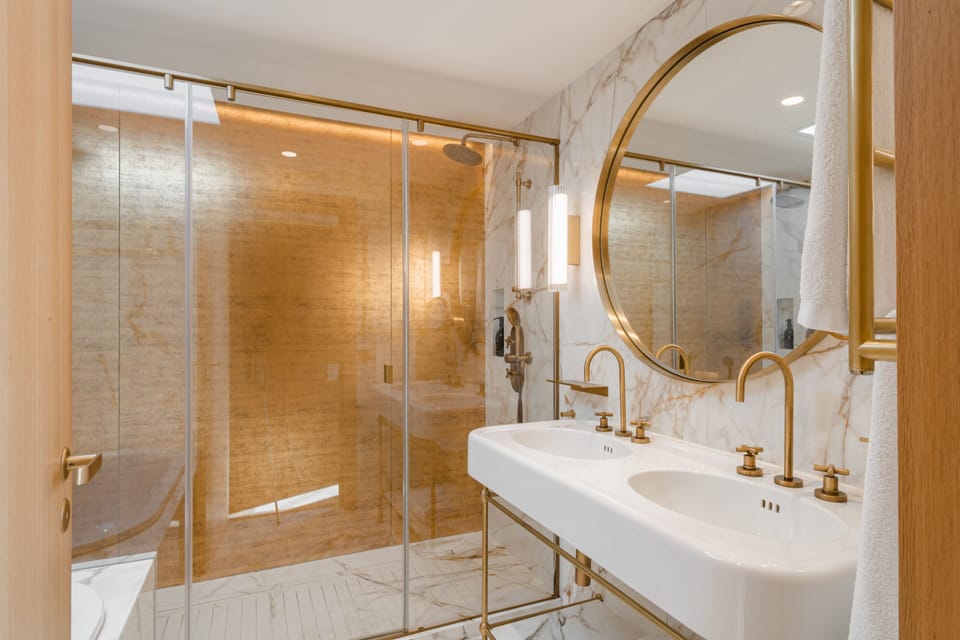 Apartment | Bathroom | Free toiletries, hair dryer, bathrobes, slippers