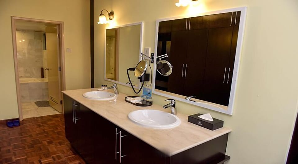 Penthouse Bedroom Suite | Bathroom | Combined shower/tub, hair dryer, bathrobes, bidet