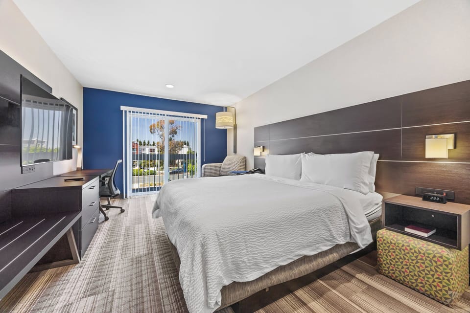 Premium bedding, in-room safe, desk, iron/ironing board