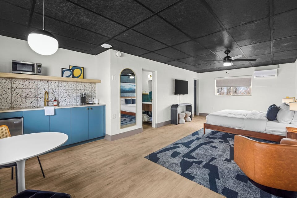 Standard Studio, 1 King Bed, Non Smoking, Kitchenette | Individually decorated, individually furnished, blackout drapes