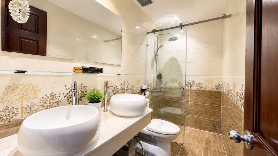 Shared Dormitory | Bathroom | Shower, free toiletries, hair dryer (on request), towels