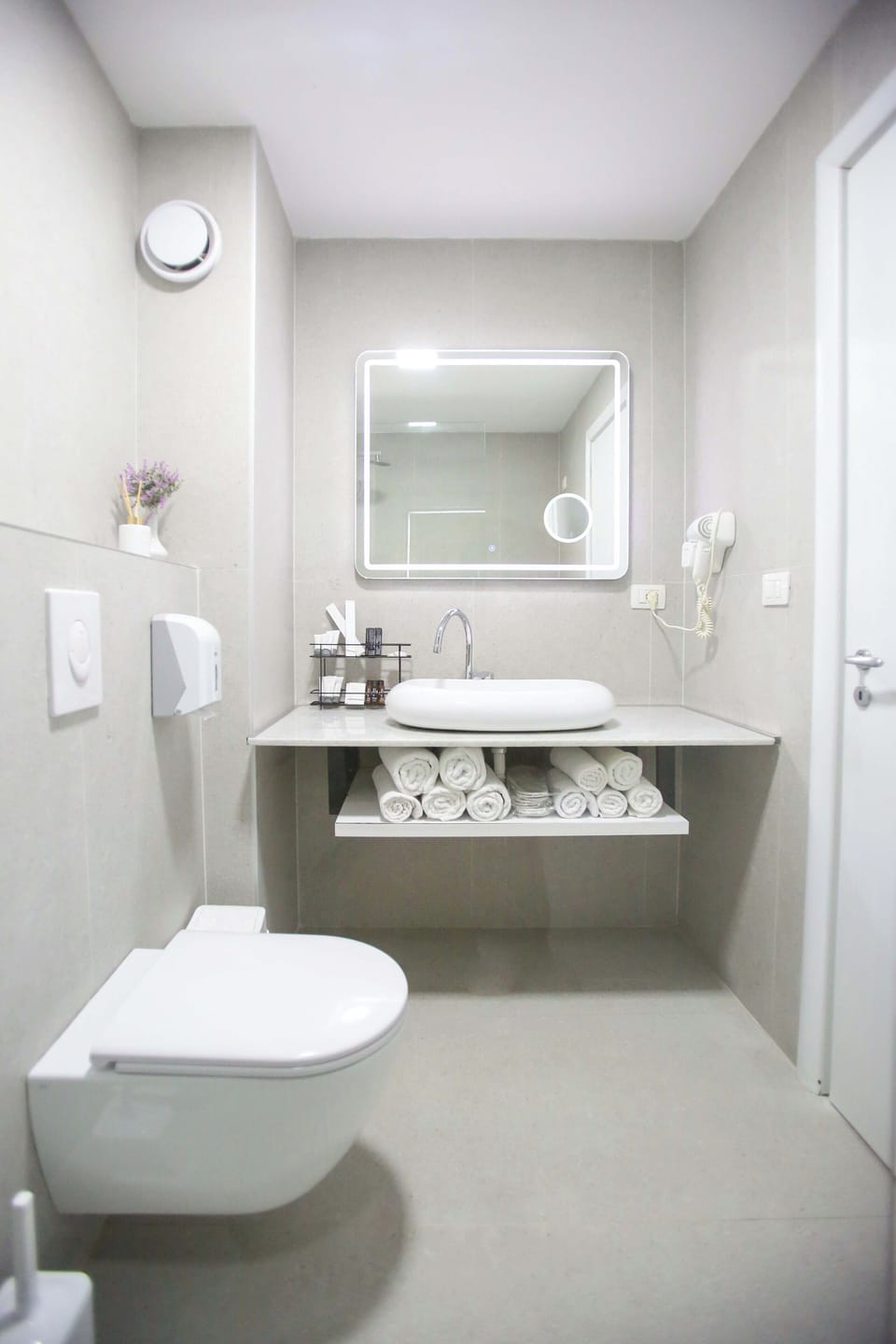 Deluxe Triple Room, Balcony | Bed sheets