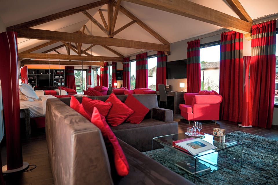 Villa (Bellevue) | Living area | Flat-screen TV, DVD player
