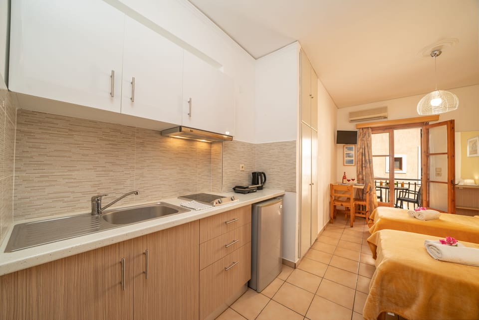 Standard Studio | Private kitchen | Fridge, stovetop, coffee/tea maker, electric kettle