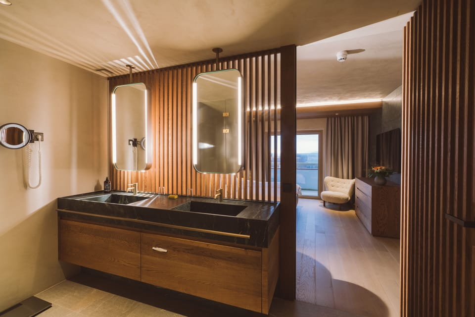Deluxe Suite | Bathroom | Separate tub and shower, rainfall showerhead, designer toiletries
