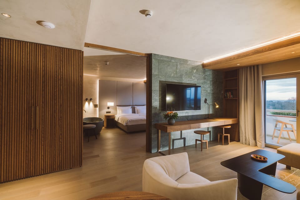 Deluxe Suite | Egyptian cotton sheets, premium bedding, minibar, in-room safe