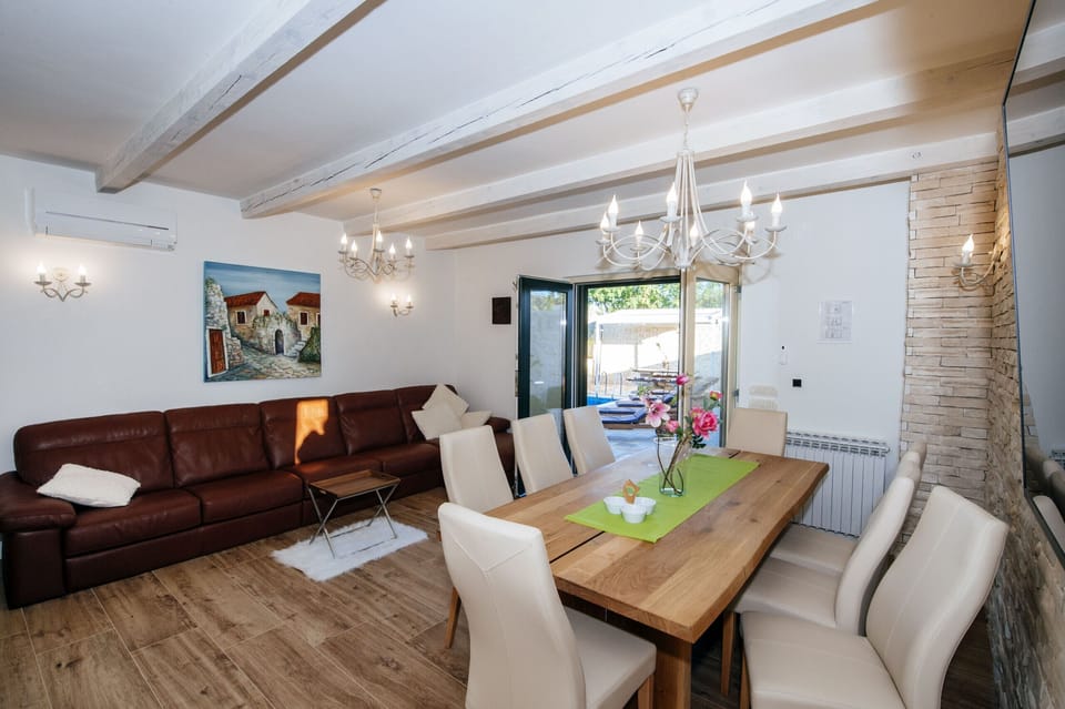 Villa, 4 Bedrooms, Private Pool, Sea View | In-room dining