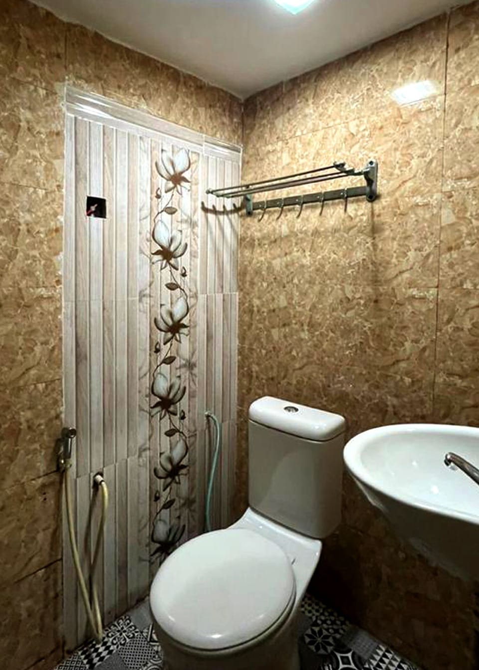 Deluxe Room, 1 Double Bed | Bathroom | Shower, towels
