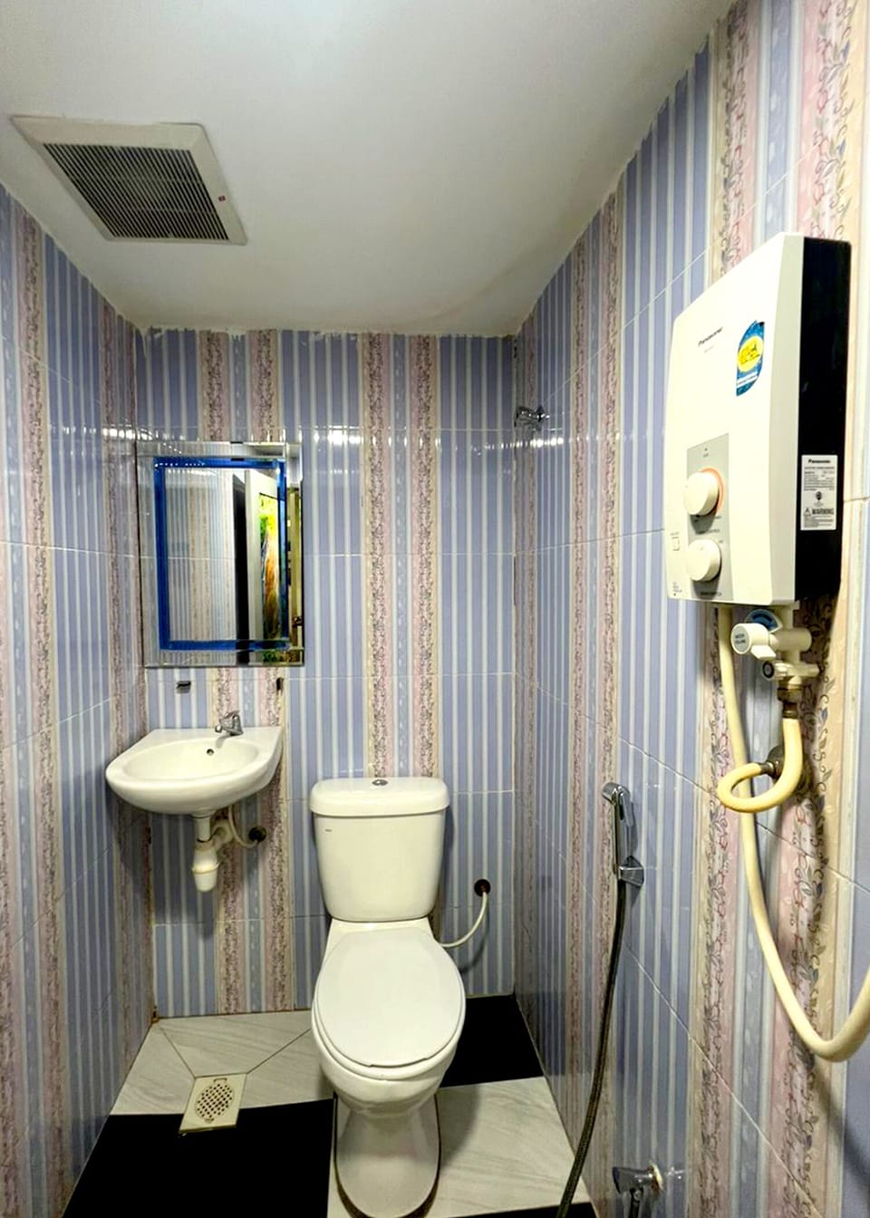 Family Quadruple Room | Bathroom | Shower, towels