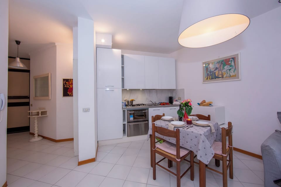 Full-size fridge, oven, stovetop, dishwasher