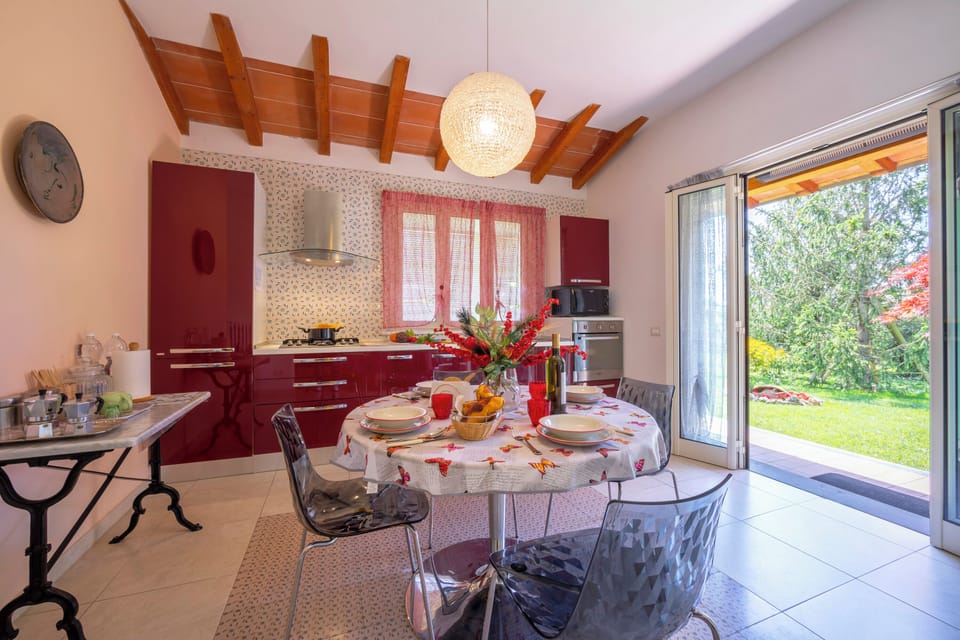 Family Villa, 4 Bedrooms, Fireplace, Mountainside (Villa Clara few km from the sea) | Dining
