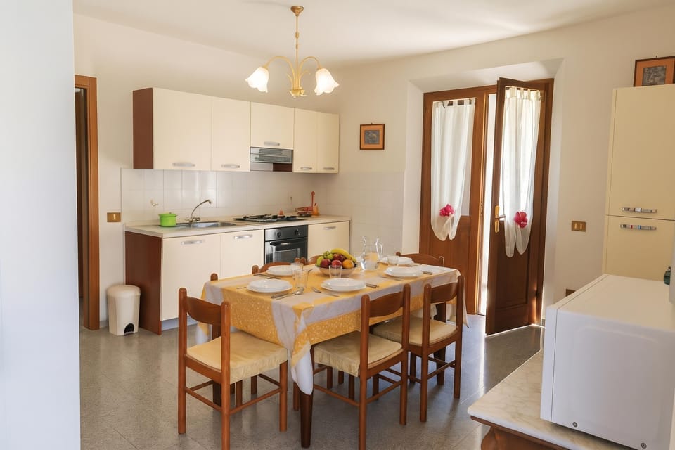 Family Apartment, 4 Bedrooms, 2 Bathrooms (Casa Tirrena 600m from sea) | Dining
