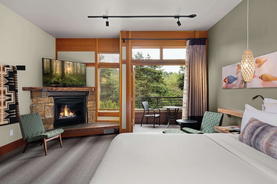 Premium bedding, down comforters, minibar, in-room safe