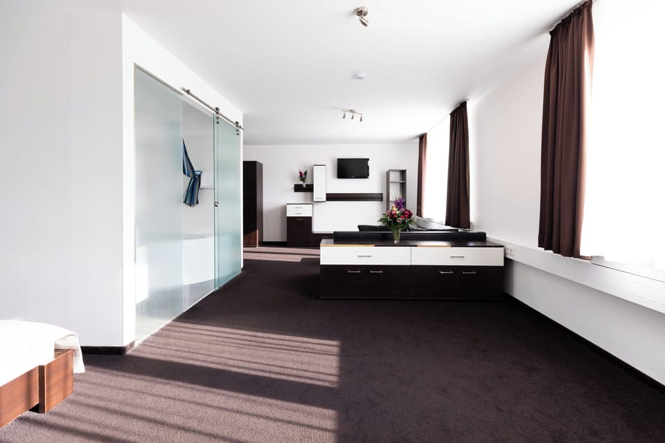 Business Comfort Double | Hypo-allergenic bedding, in-room safe, desk, blackout drapes