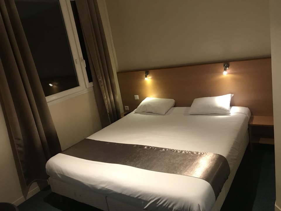 Premium bedding, desk, blackout drapes, soundproofing