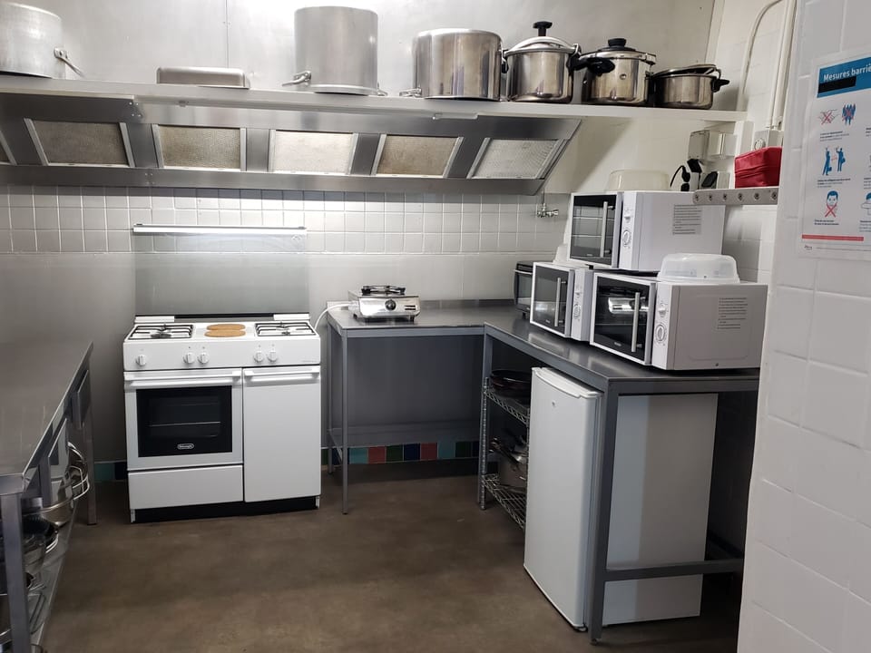 Full-size fridge, microwave, oven, stovetop