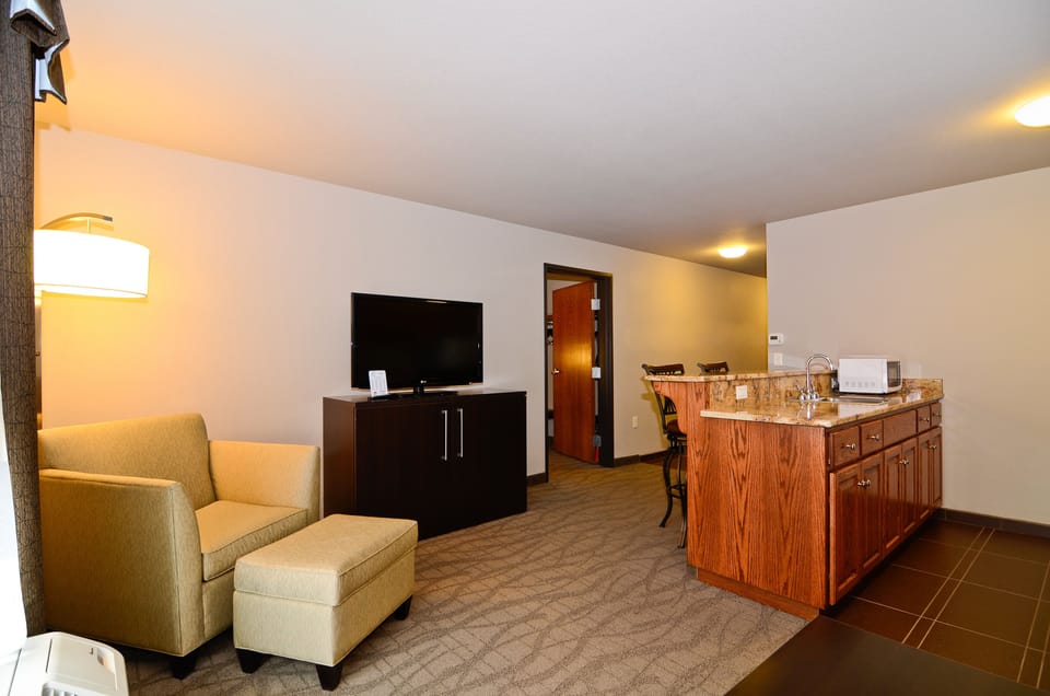 Suite, 1 Bedroom (Jacuzzi) | Pillowtop beds, minibar, in-room safe, desk