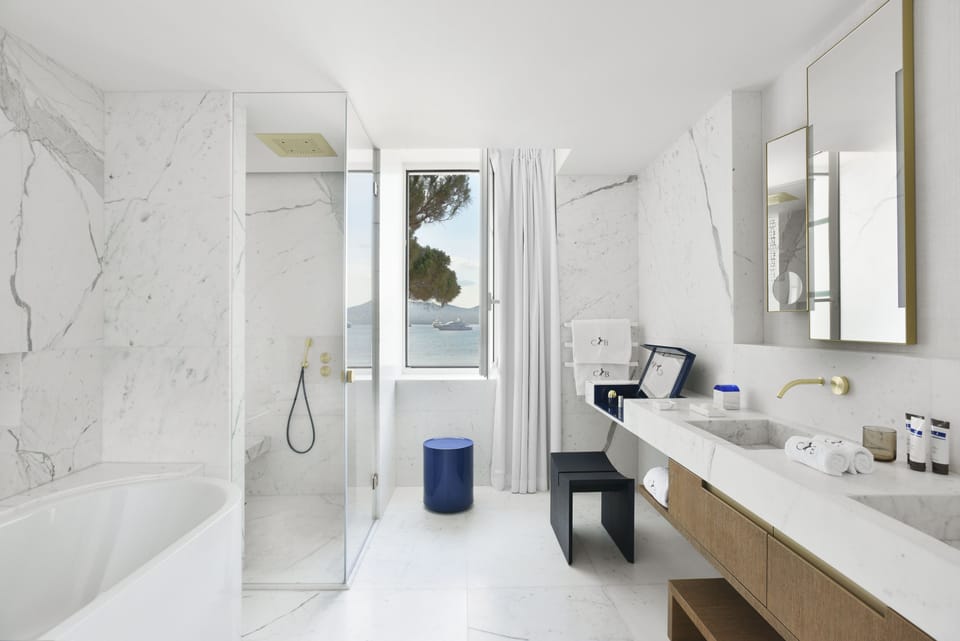 Duplex (Pinede Suite) | Bathroom | Shower, designer toiletries, towels