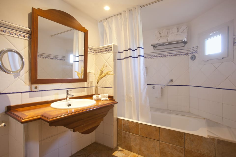 Standard Double Room, Balcony | Bathroom | Bathtub, designer toiletries, hair dryer, bathrobes
