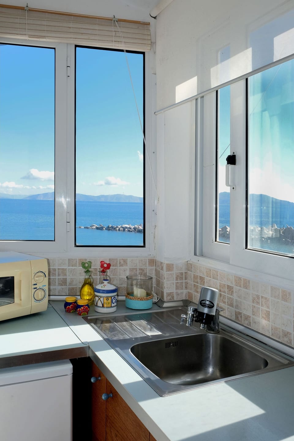Apartment, 1 Bedroom, Smoking, Balcony | Private kitchen | Microwave, coffee/tea maker