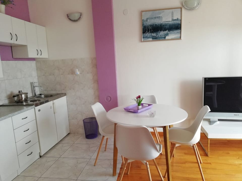 Room, 1 Bedroom, Smoking, Balcony | Dining