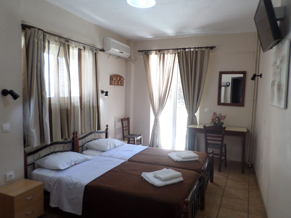 Twin Room, 2 Twin Beds, Non Smoking | In-room safe, blackout drapes, WiFi (free), bed sheets
