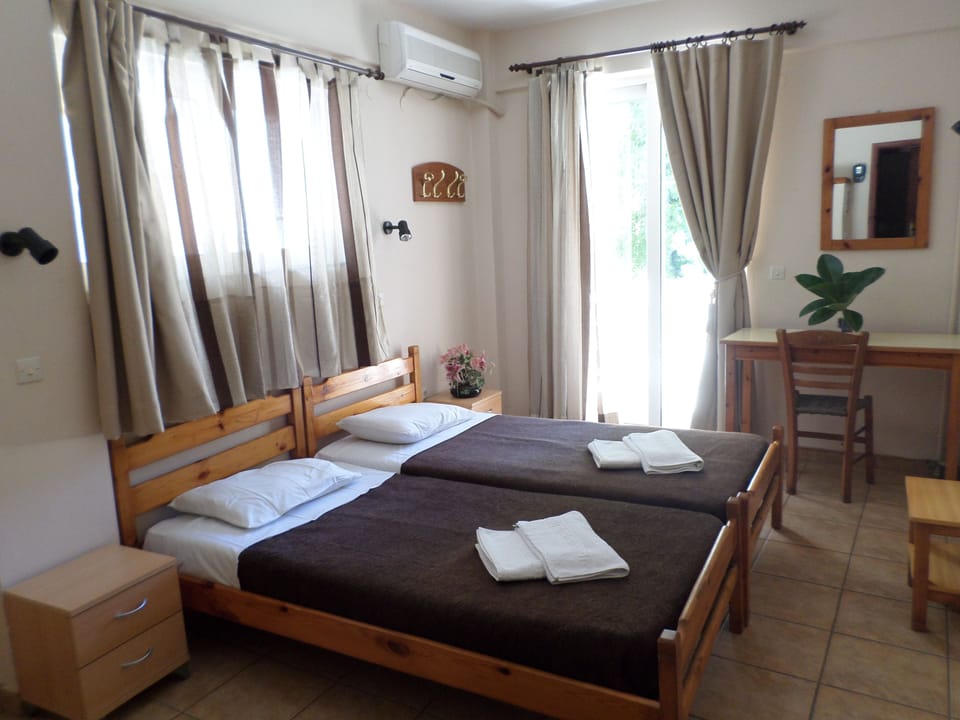 Twin Room, 2 Twin Beds, Non Smoking | In-room safe, blackout drapes, WiFi (free), bed sheets