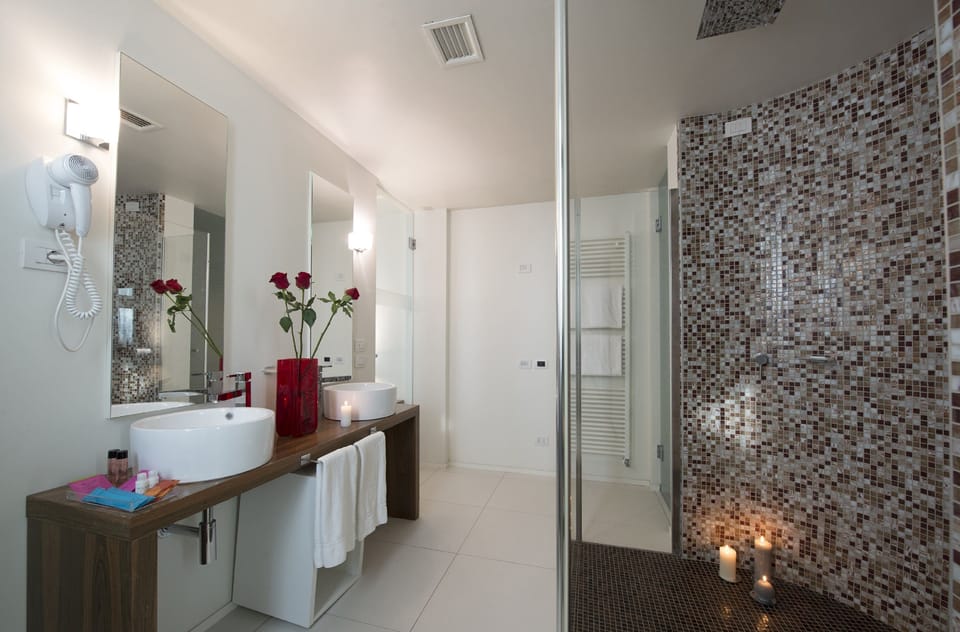 Superior Suite | Bathroom | Free toiletries, hair dryer, slippers, bidet