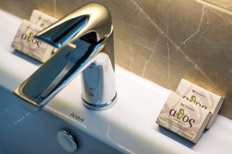 Economy Apartment | Bathroom | Shower, rainfall showerhead, free toiletries, hair dryer