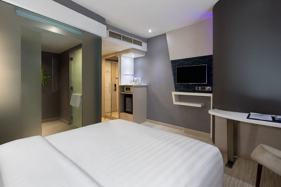 Executive Double or Twin Room | In-room safe, desk, free WiFi, bed sheets