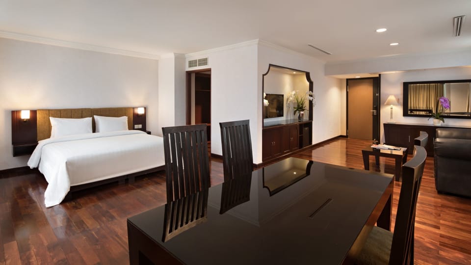 Amethyst Suite | In-room safe, desk, free WiFi, bed sheets