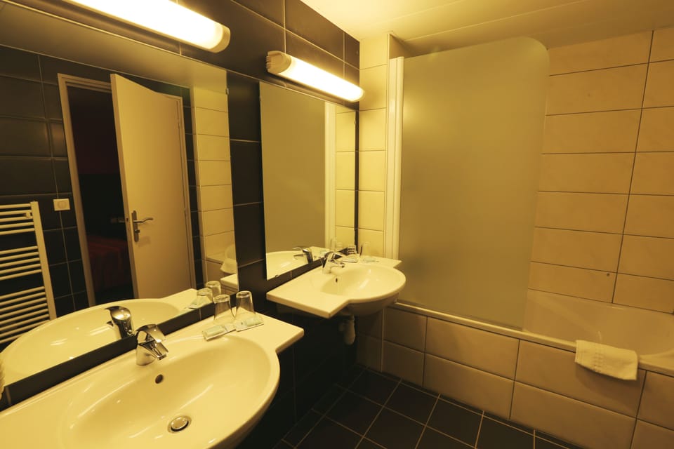 Comfort Double Room | Bathroom shower