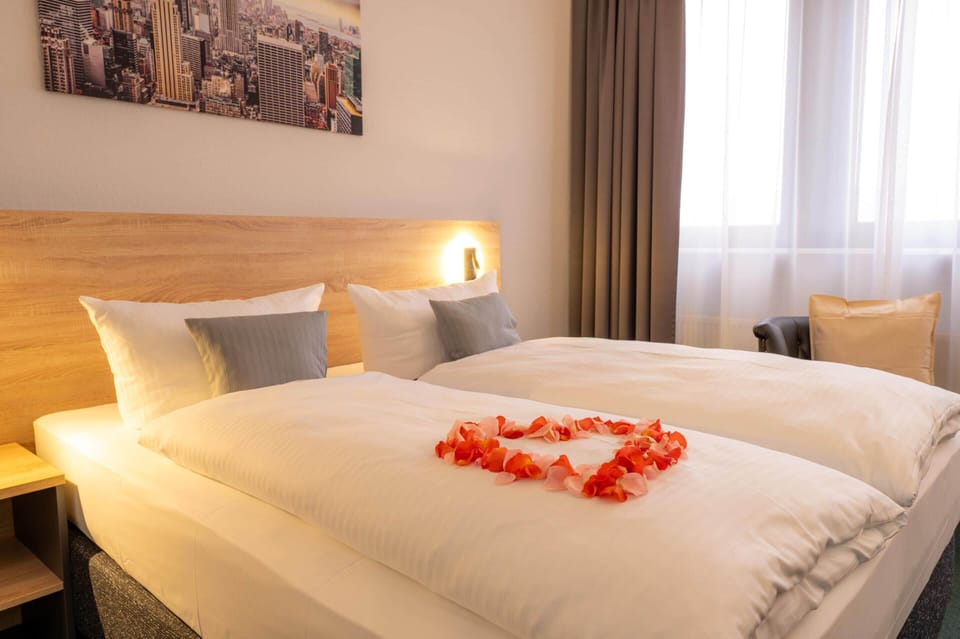 Standard Room, 1 Queen Bed | Hypo-allergenic bedding, down comforters, individually furnished, desk