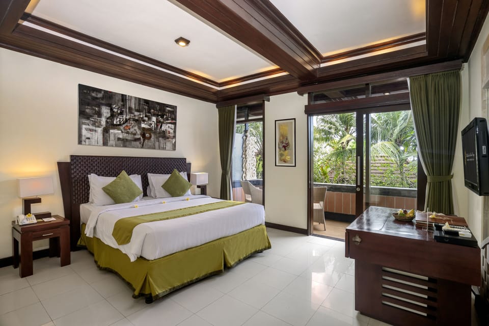 Deluxe Room | Minibar, in-room safe, individually decorated, desk