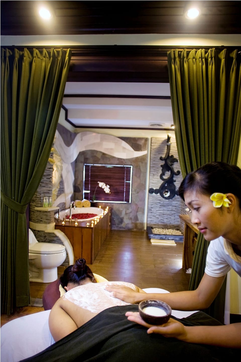 Couples treatment rooms, hot tub, body treatments, aromatherapy