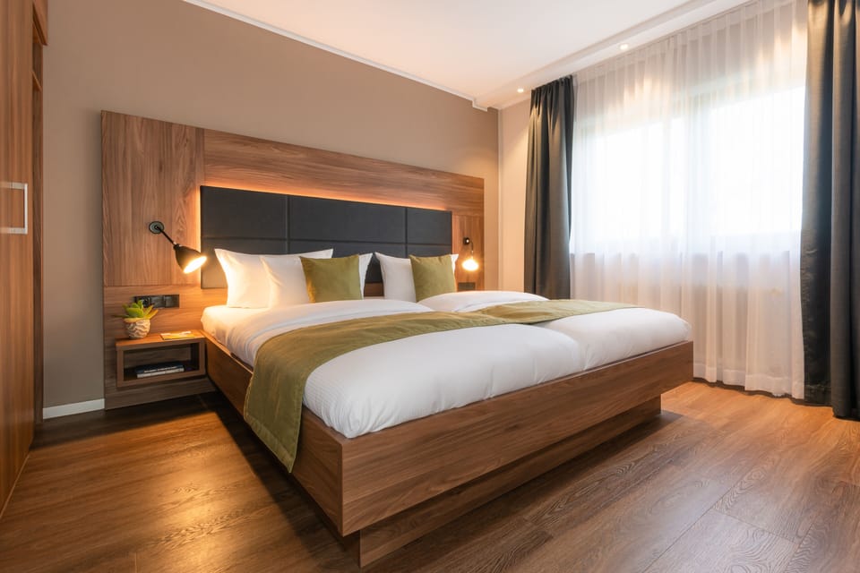 Suite, 1 Bedroom | Hypo-allergenic bedding, in-room safe, desk, cribs/infant beds